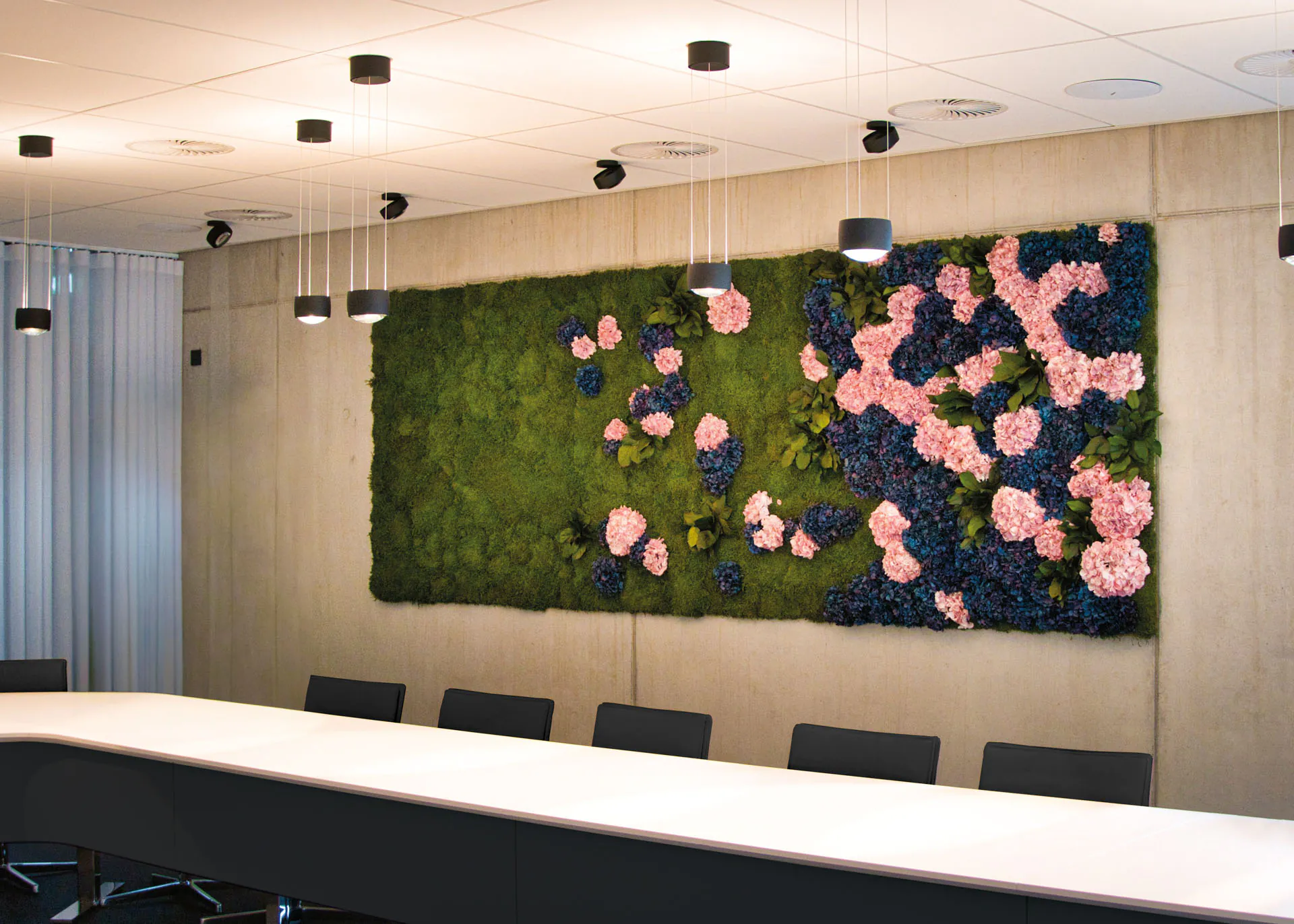 Blumenwand von MOOSMOOS — Flowerwall aus echten, konservierten Blüten und Moos