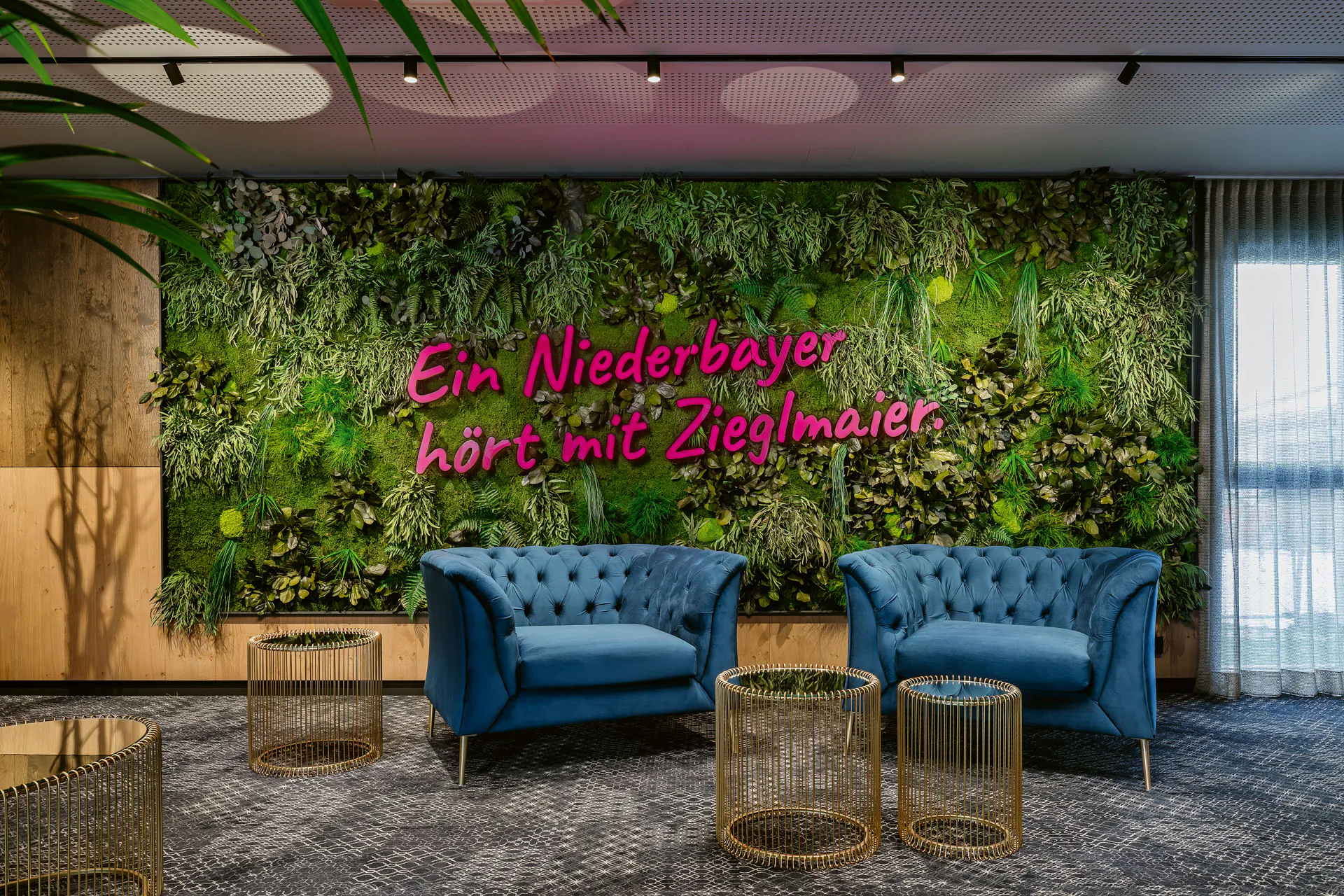 Logo im Empfang — Logo aus Moos · Showroom