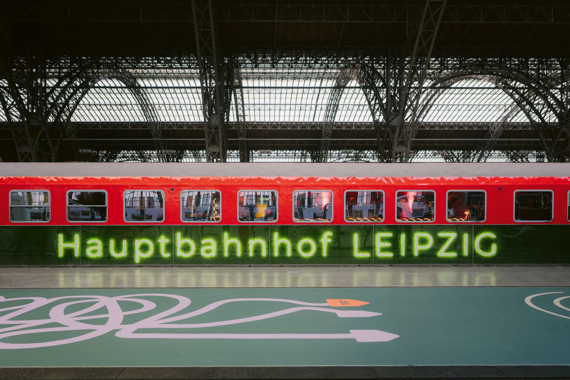 Hauptbahnhof Leipzig — Schriftzug aus Moos · Bahnhof