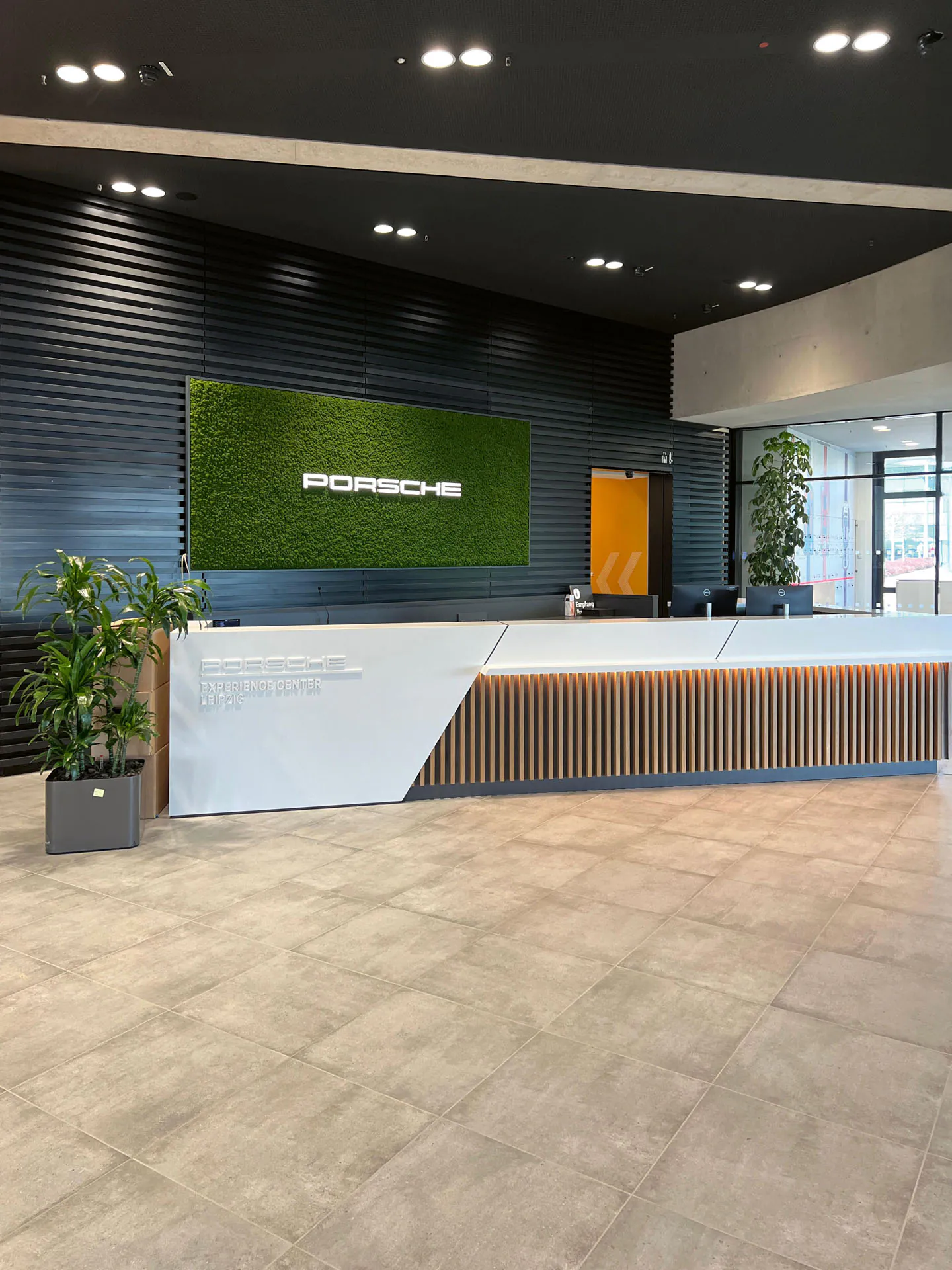 Porsche — Markenlogo · Showroom