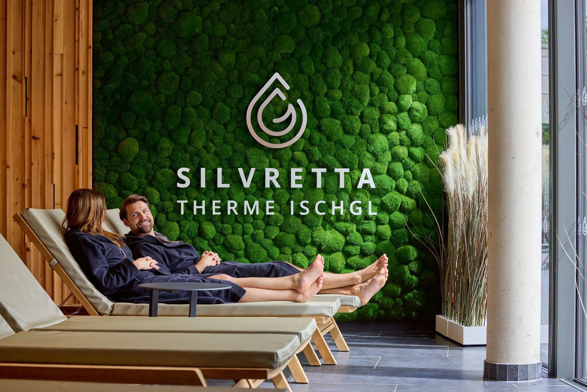 Logo in der Therme — Logo aus Moos · Wellness
