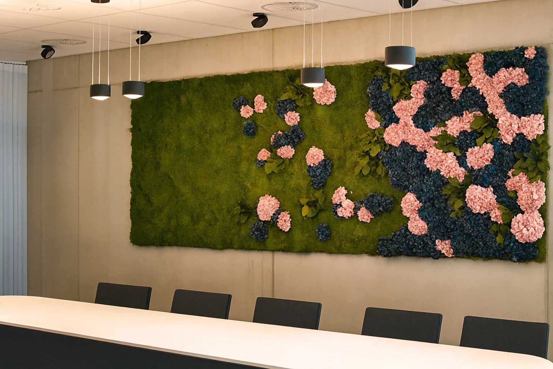 Blumenwand Konferenzraum Büro Begrünung — Wandbegrünung von MOOSMOOS