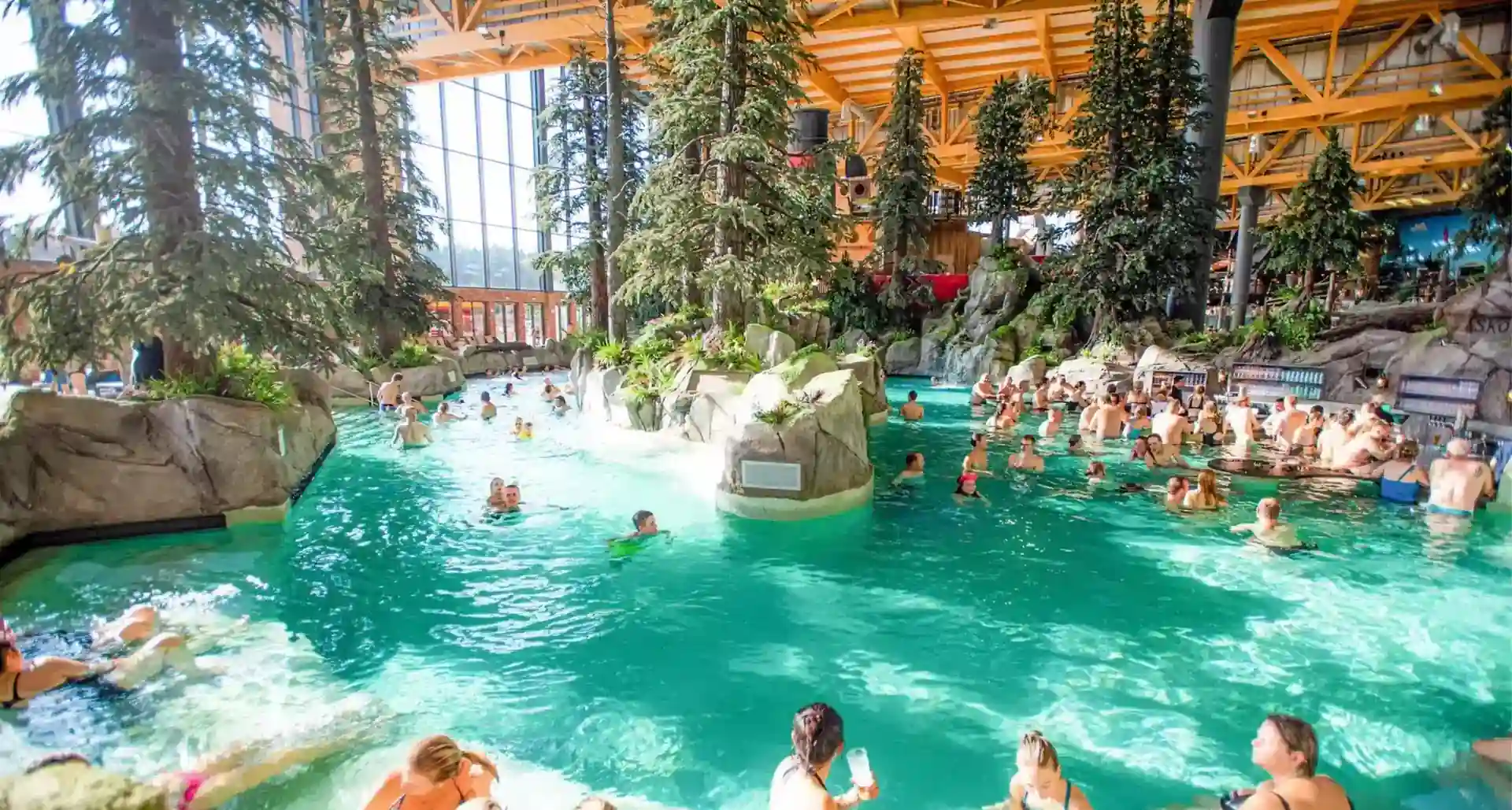 Künstlicher Nadelbaum XXL im Hallenbad — feuchtraumtauglicher ArtTree Kunstbaum