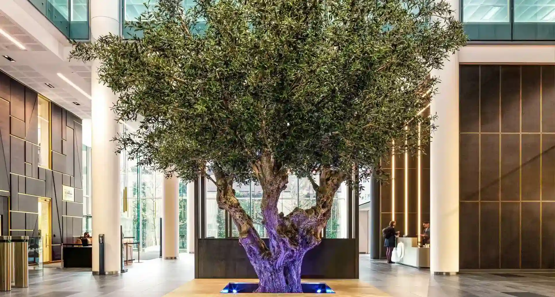 Kunstbaum XXL — täuschend echter ArtTree Olivenbaum in moderner Lobby